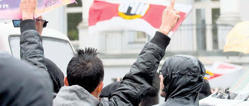 Im Aufwind? Protest gegen NPD-Kundgebung. Laut Verfassungsschutz suchen Neonazis verstärkt Kontakt zur Rocker-Szene.