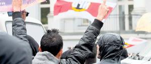 Im Aufwind? Protest gegen NPD-Kundgebung. Laut Verfassungsschutz suchen Neonazis verstärkt Kontakt zur Rocker-Szene.