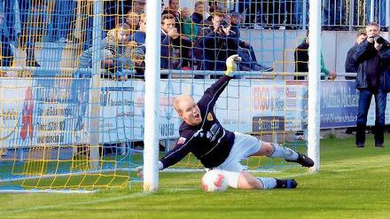 Der passte. Hier schlägt der Freistoß von Süleyman Koc zum Babelsberger 3:0 im kurzen linken Eck ein; Luckenwaldes Torwart Robert Petereit kommt zu spät.
