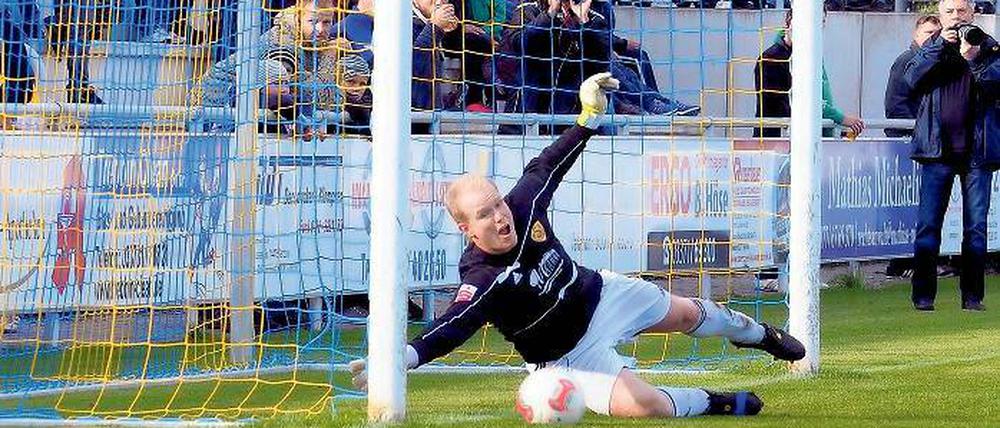 Der passte. Hier schlägt der Freistoß von Süleyman Koc zum Babelsberger 3:0 im kurzen linken Eck ein; Luckenwaldes Torwart Robert Petereit kommt zu spät.