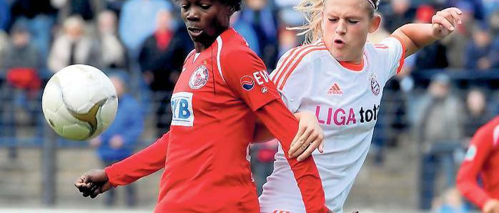 Treffsicher wie immer. Genoveva Anonma (links) – hier im Zweikampf mit Münchens Laura Feiersinger – traf gegen Bayern München gleich doppelt. Nun fliegt die 23-Jährige in ihr Heimatland Äquatorial-Guinea, um dort beimAfrika-Cup mitzuspielen.