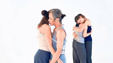 Nähe oder doch nur gemeinsame Verlorenheit? Die vier Tanzakrobatinnen von Cie4, einem interdisziplinären Performance-Kollektiv, erzählen in Performance „Unruhe bewahren“ vom Zustand moderner Weiblichkeit.