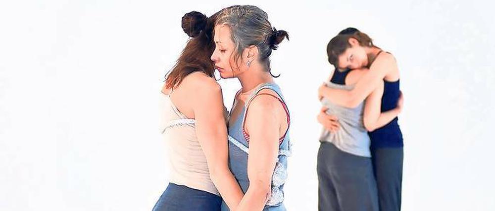 Nähe oder doch nur gemeinsame Verlorenheit? Die vier Tanzakrobatinnen von Cie4, einem interdisziplinären Performance-Kollektiv, erzählen in Performance „Unruhe bewahren“ vom Zustand moderner Weiblichkeit.