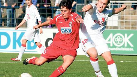 Kompromisslos. Keelin Winters (l.) im Duell mit Lüttichs Julie Gregoire.