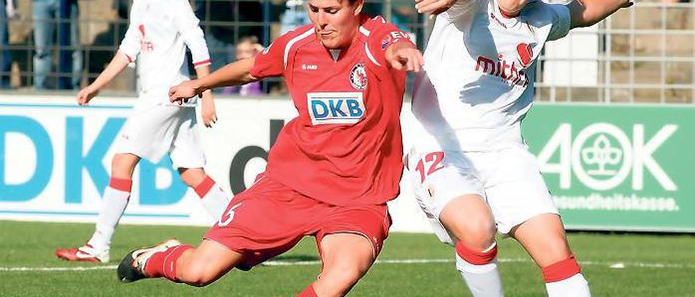 Kompromisslos. Keelin Winters (l.) im Duell mit Lüttichs Julie Gregoire.