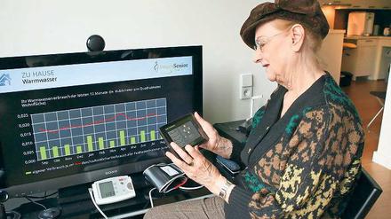 Testlabor. Marianne Barthel hat beim Test von Smart Senior mitgemacht. Mit moderner Technik soll so das Leben in den eigenen vier Wänden erleichtert werden. Senioren können so Essen bestellen oder werden an regelmäßiges Trinken erinnert.