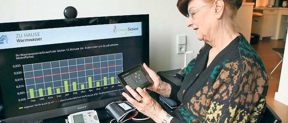 Testlabor. Marianne Barthel hat beim Test von Smart Senior mitgemacht. Mit moderner Technik soll so das Leben in den eigenen vier Wänden erleichtert werden. Senioren können so Essen bestellen oder werden an regelmäßiges Trinken erinnert.