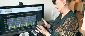 Testlabor. Marianne Barthel hat beim Test von Smart Senior mitgemacht. Mit moderner Technik soll so das Leben in den eigenen vier Wänden erleichtert werden. Senioren können so Essen bestellen oder werden an regelmäßiges Trinken erinnert.