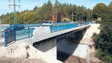 Freie Fahrt. Über die Nesselgrundbrücke rollt der Verkehr wieder.