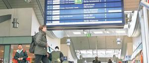 Nichts für Fernreisende. Die Anzeigentafel im Potsdamer Hauptbahnhof hat Großformat. Die Fahrtziele sind allerdings immer die gleichen. Auch nach der Sanierung werden kaum Fernzüge in Potsdam halten. Immerhin wird die Verbindung mit Regionalzügen nach Berlin besser – dafür wird aber die S-Bahn-Strecke erneuert.