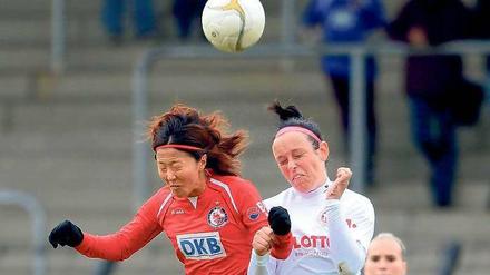 Viererpack am Mittwoch. Yuki Ogimi (links), hier im Luftduell mit Bad Neuenahrs Ex-Potsdamerin Peggy Kuznik, trug maßgeblich zum 5:1-Heimsieg Turbines bei.