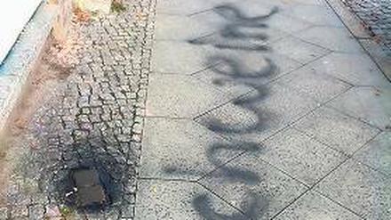 Schändung. Stolpersteine auf einem Gehweg in Zossen.