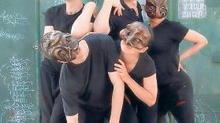 Fünf Masken sollt ihr sein. Das Theater Nadi mit Gästen.