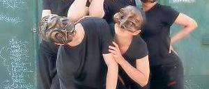 Fünf Masken sollt ihr sein. Das Theater Nadi mit Gästen.
