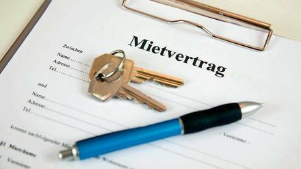 Details ungeklärt: Nicht jede Kleinigkeit muss in einem Mietvertrag geregelt werden. Selbst eine quadratmetergenaue Abrechnung ist nicht zwingend vorgeschrieben, macht der Mieterbund deutlich. Für Mieter gilt: je kürzer der Vertrag, desto besser.