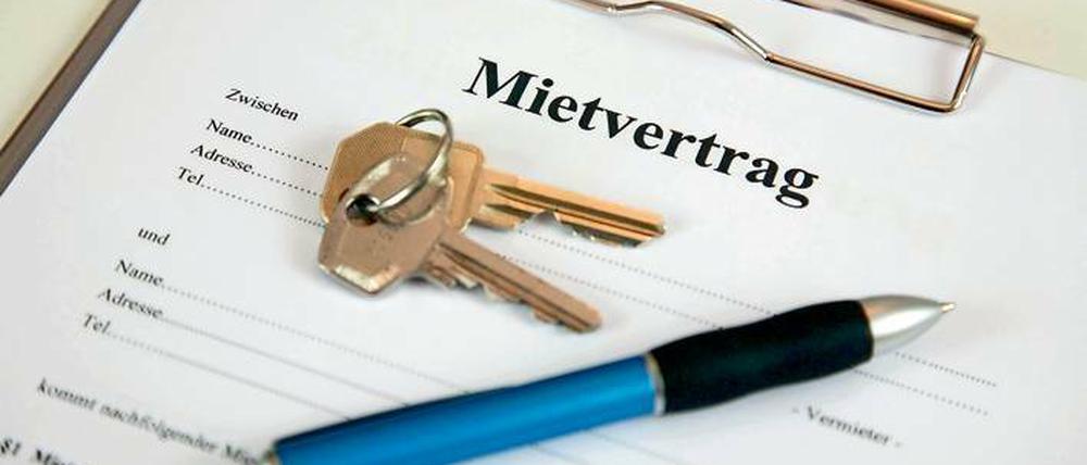 Details ungeklärt: Nicht jede Kleinigkeit muss in einem Mietvertrag geregelt werden. Selbst eine quadratmetergenaue Abrechnung ist nicht zwingend vorgeschrieben, macht der Mieterbund deutlich. Für Mieter gilt: je kürzer der Vertrag, desto besser.