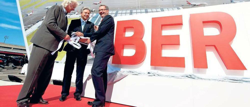 Noch nicht fertig und schon zu klein. BER-Architekt Meinhard von Gerkan (links) 2011 mit Klaus Wowereit und Matthias Platzeck. Vorschläge der Architekten für eine Vergrößerung des Airports schlug die Flughafengesellschaft bereits 2007 in den Wind.