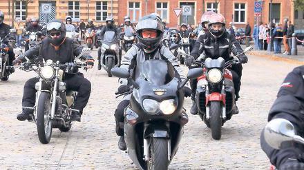 Eingerollt. Rund 1000 Motorradfahrer kamen am Sonntag zum Biker-Gottesdienst in die Potsdamer St. Peter und Paul-Kirche. Der Bassinplatz stand voll schwerer Maschinen. In der Kirche wurde der tödlich verunglückten Motorradfahrer gedacht.