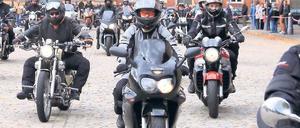 Eingerollt. Rund 1000 Motorradfahrer kamen am Sonntag zum Biker-Gottesdienst in die Potsdamer St. Peter und Paul-Kirche. Der Bassinplatz stand voll schwerer Maschinen. In der Kirche wurde der tödlich verunglückten Motorradfahrer gedacht.