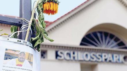Gedenken in Steglitz. Der im Alter von 51 Jahren verstorbene Dirk Bach hätte am Samstag im Schlossparktheater in „Der kleine König Dezember“ spielen sollen.