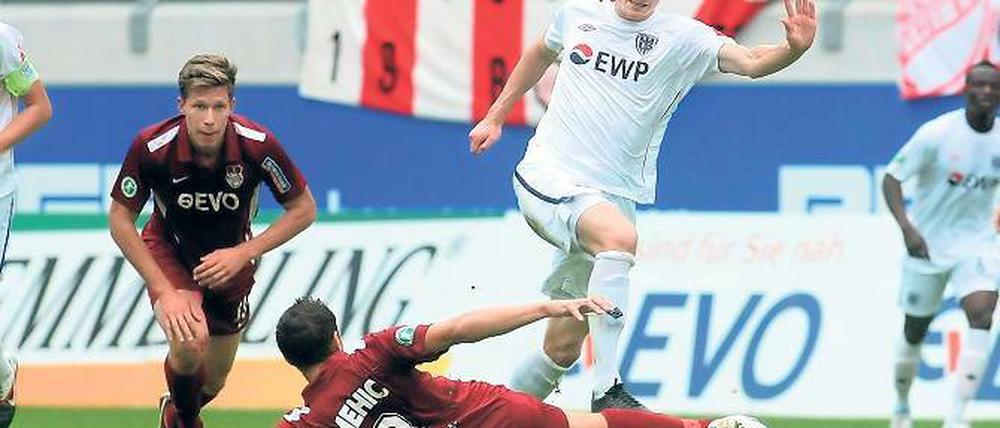 Auf dem zweiten Tor. Christian Groß (rechts) setzt sich hier gegen Sead Mehic durch und erzielte gegen Offenbach den zweiten Treffer für die Babelsberger.