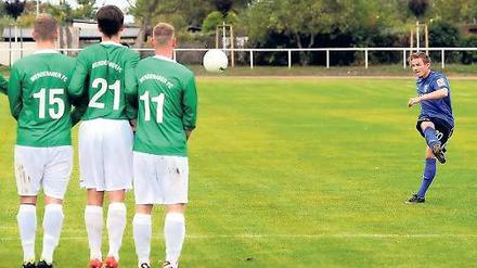 Strammer Schuss. Dennis Lemke vom SV Babelsberg 03 II erzielte den Führungstreffer für seine Mannschaft per Freistoß.