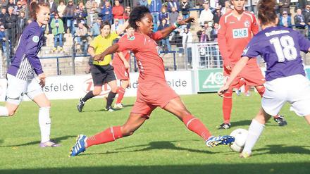 Torschützinnen-Duell im Karl-Liebknecht-Stadion. Genoveva Anonma (links) traf gestern dreimal für Potsdam und steht nach einem 5:3-Sieg mit Turbine im DFB-Pokal-Achtelfinale, Linda Dallmann (rechts) hatte zunächst Essens 1:0-Führung erzielt.
