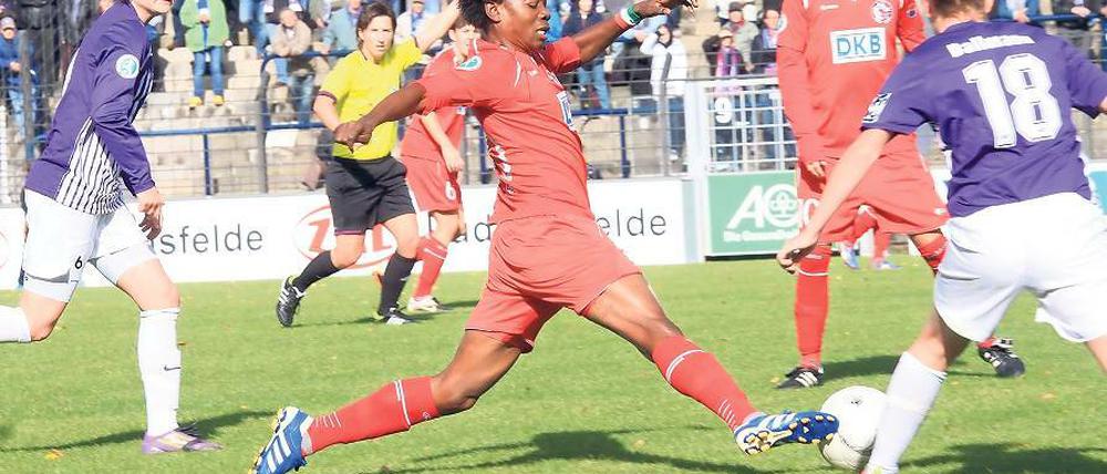 Torschützinnen-Duell im Karl-Liebknecht-Stadion. Genoveva Anonma (links) traf gestern dreimal für Potsdam und steht nach einem 5:3-Sieg mit Turbine im DFB-Pokal-Achtelfinale, Linda Dallmann (rechts) hatte zunächst Essens 1:0-Führung erzielt.