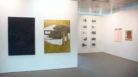 Ein ganz besonderes Familientheater. Blick in die aktuelle Ausstellung im Pavillion auf der Freundschaftsinsel mit Arbeiten von Josef Kramhöller, Michael Krebber, David Lamelas und Walter Swennen.