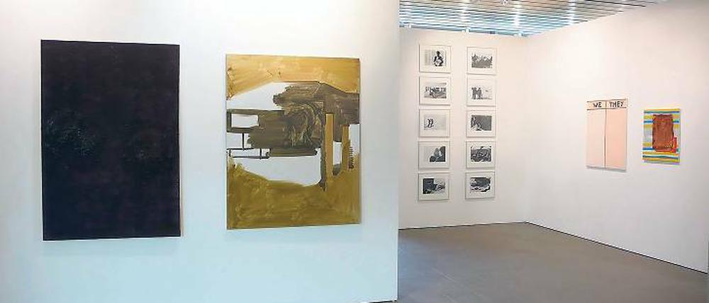 Ein ganz besonderes Familientheater. Blick in die aktuelle Ausstellung im Pavillion auf der Freundschaftsinsel mit Arbeiten von Josef Kramhöller, Michael Krebber, David Lamelas und Walter Swennen.