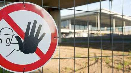 Der Bürgerverein „Leben in Zeuthen“ erwartet von der Aufsichtsratssitzung vor allem Aussagen zum Schallschutz für die Region. „Es wäre sehr zu hoffen, dass ein klares Bekenntnis zum Urteil des Oberverwaltungsgerichts Berlin-Brandenburg (OVG) erfolgt“, sagte Martin Henkel, Vorsitzender der Bürgerinitiative. „Wir erwarten ein positives Signal.“ LautOVG-Urteil von Mitte Juni steht betroffenen Anwohnern ein Anspruch auf Lärmschutz gemäß dem Planfeststellungsbeschluss zu. Henkel fügte hinzu, seine Initiative sei zugleich „gespannt“, ob endlich Fakten zum Thema Finanzierung der Mehrkosten des Flughafens auf den Tisch kämen. Die Bürger hätten ein Recht darauf zu erfahren, wie die Länder Berlin und Brandenburg zusätzlich belastet würden, damit das bisherige „Politiker-Geschwafel“ ein Ende habe