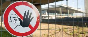 Der Bürgerverein „Leben in Zeuthen“ erwartet von der Aufsichtsratssitzung vor allem Aussagen zum Schallschutz für die Region. „Es wäre sehr zu hoffen, dass ein klares Bekenntnis zum Urteil des Oberverwaltungsgerichts Berlin-Brandenburg (OVG) erfolgt“, sagte Martin Henkel, Vorsitzender der Bürgerinitiative. „Wir erwarten ein positives Signal.“ LautOVG-Urteil von Mitte Juni steht betroffenen Anwohnern ein Anspruch auf Lärmschutz gemäß dem Planfeststellungsbeschluss zu. Henkel fügte hinzu, seine Initiative sei zugleich „gespannt“, ob endlich Fakten zum Thema Finanzierung der Mehrkosten des Flughafens auf den Tisch kämen. Die Bürger hätten ein Recht darauf zu erfahren, wie die Länder Berlin und Brandenburg zusätzlich belastet würden, damit das bisherige „Politiker-Geschwafel“ ein Ende habe