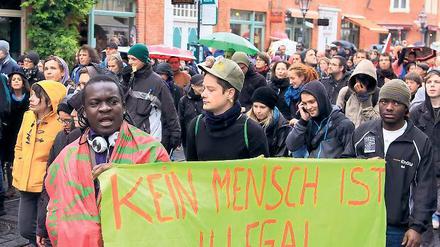 Protestzug in der Innenstadt. Gut 300 Demonstranten zogen am Freitag durch den Potsdamer Herbstregen. Die Flüchtlinge und ihre Unterstützer fordern unter anderem, dass Asylbewerber den Landkreis verlassen dürfen, in dem sie untergebracht sind. Bisher gilt die sogenannte Residenzpflicht.