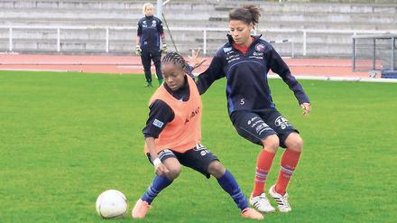 Nun in Potsdam. Jeannette Yango (l.) beim Training gegen Erica Dillmann.