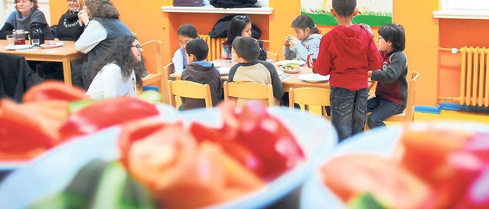 Frischkost. In vielen Schulhorten bereiteten die Erzieher wegen Welle von Magen-Darm-Erkrankungen das Essen wieder selbst zu. Auch die Eltern geben den Kindern wieder extra Speisen mit, damit sie nicht das Lieferessen verzehren müssen.