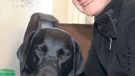 Kein Schoßhund. Labradorhündin Utah wollte für das Foto gar nicht recht posen. Ihre Aufgabe ist es, Stephanie Seidel an Baustellen und zugeparkten Übergängen vorbei sicher durch den Verkehr – und damit durch den Alltag – zu führen.