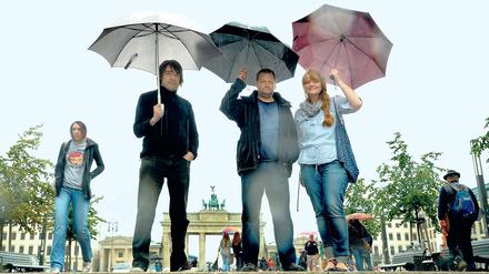 Der Geschichte auf der Spur. Für ihr Berlin-Comic sprachen die Autoren Susanne Buddenberg (r.) und Thomas Henseler (l.) auch mit dem Zeitzeugen Detlef Matthes(M.). Die Ausstellung über den „Tunnel 57“ ist seit dieser Woche in Berlin zu sehen.