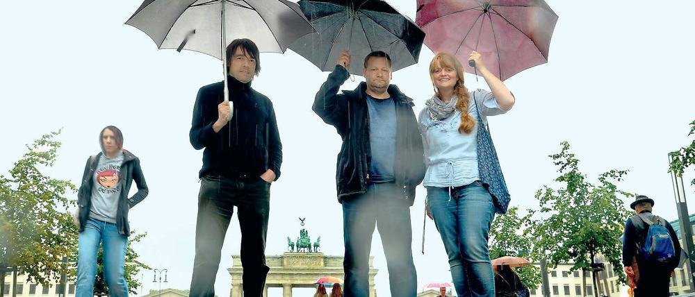 Der Geschichte auf der Spur. Für ihr Berlin-Comic sprachen die Autoren Susanne Buddenberg (r.) und Thomas Henseler (l.) auch mit dem Zeitzeugen Detlef Matthes(M.). Die Ausstellung über den „Tunnel 57“ ist seit dieser Woche in Berlin zu sehen.