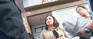 Ortstermin. Senatorin Dilek Kolat spricht vor der berüchtigten Kneipe „Zum Henker“ mit Engagierten.