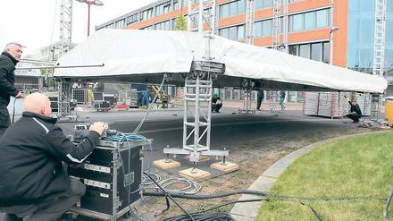 Präzisionsarbeit. Am Donnerstag wurde in der Rheinstraße die Hauptbühne für das Teltower Stadtfest aufgebaut.