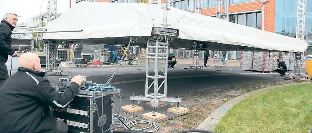 Präzisionsarbeit. Am Donnerstag wurde in der Rheinstraße die Hauptbühne für das Teltower Stadtfest aufgebaut.