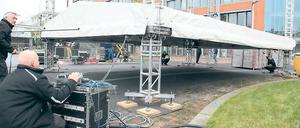 Präzisionsarbeit. Am Donnerstag wurde in der Rheinstraße die Hauptbühne für das Teltower Stadtfest aufgebaut.