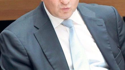 Ist gefragt: Senator Frank Henkel hat einiges zu erklären.