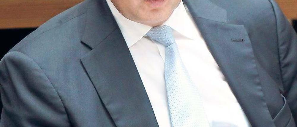 Ist gefragt: Senator Frank Henkel hat einiges zu erklären.