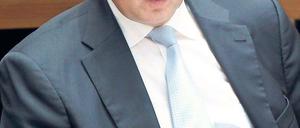 Ist gefragt: Senator Frank Henkel hat einiges zu erklären.