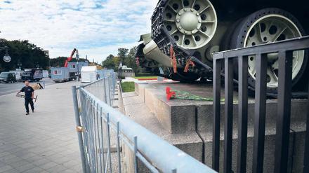 Mahnmal. Die T-34-Panzer flankieren das Sowjetische Ehrenmal. Rund 2000 Soldaten der Roten Armee, die während des Zweiten Weltkriegs in Berlin gefallen sind, liegen auf dem Gelände begraben.