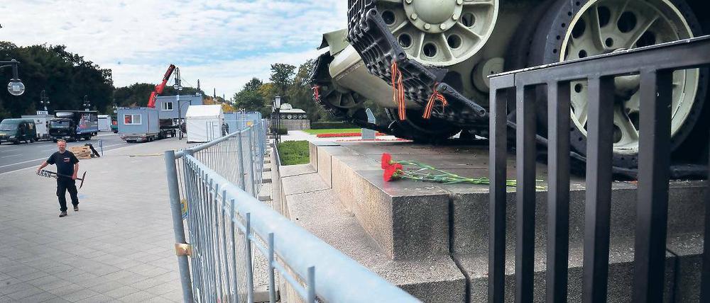 Mahnmal. Die T-34-Panzer flankieren das Sowjetische Ehrenmal. Rund 2000 Soldaten der Roten Armee, die während des Zweiten Weltkriegs in Berlin gefallen sind, liegen auf dem Gelände begraben.