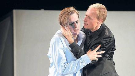Komm und erneure mit uns die Welt! Doch Wiggo Ritter (Alexander Finkenwirth, l.) hat seine Zweifel, ob die Gesellschaft, die Mauritz Kaltmeister (Wolfgang Vogler) will, auch die ist, die ihm vorschwebt.