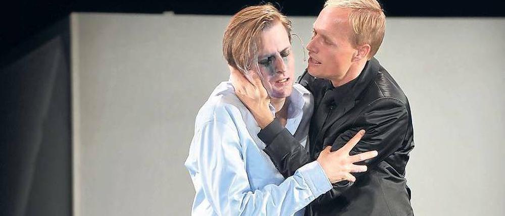 Komm und erneure mit uns die Welt! Doch Wiggo Ritter (Alexander Finkenwirth, l.) hat seine Zweifel, ob die Gesellschaft, die Mauritz Kaltmeister (Wolfgang Vogler) will, auch die ist, die ihm vorschwebt.