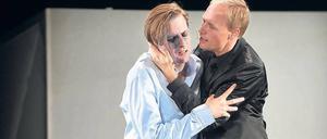 Komm und erneure mit uns die Welt! Doch Wiggo Ritter (Alexander Finkenwirth, l.) hat seine Zweifel, ob die Gesellschaft, die Mauritz Kaltmeister (Wolfgang Vogler) will, auch die ist, die ihm vorschwebt.
